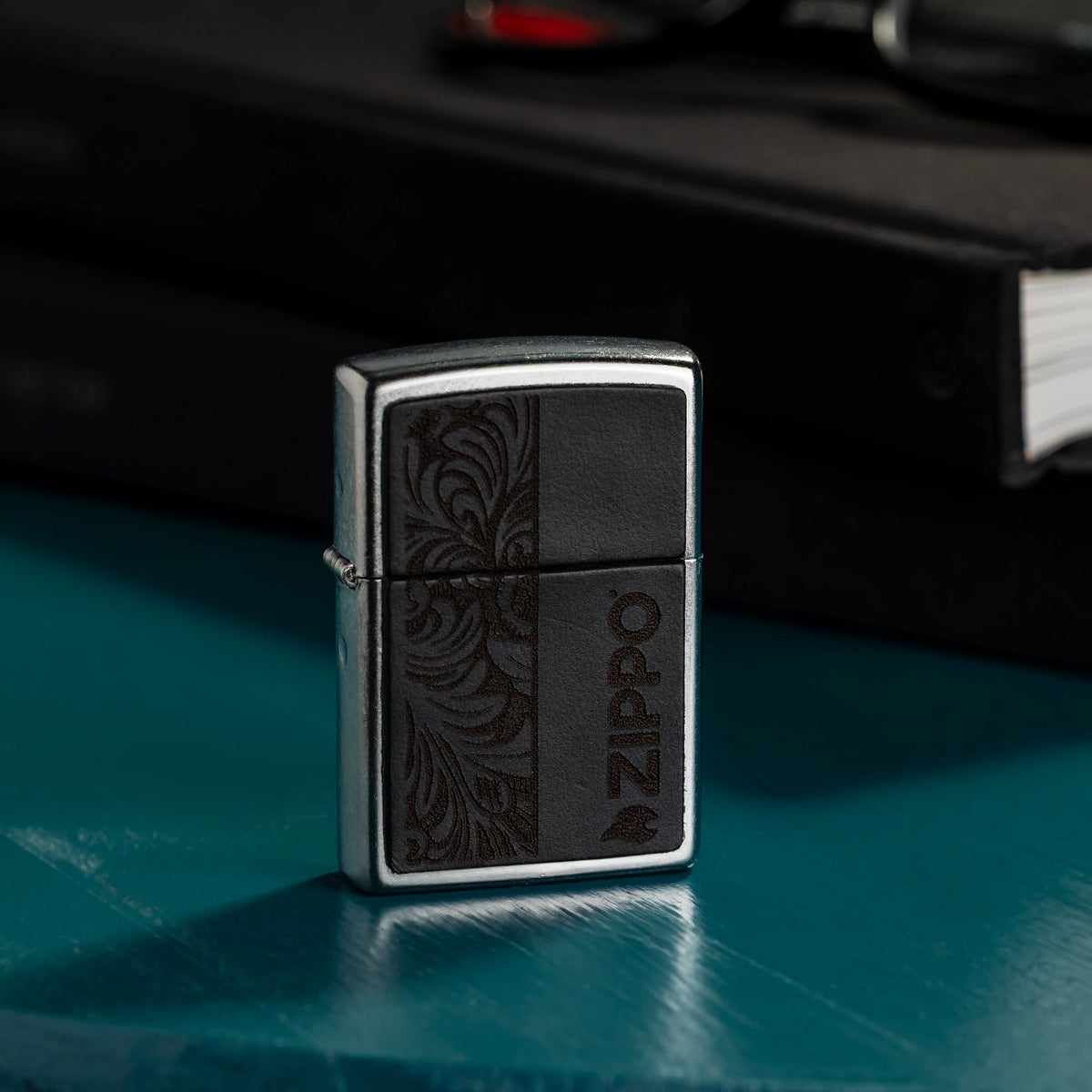 Zippo Upaljač 46919 Leather Emblem Design – slika 2